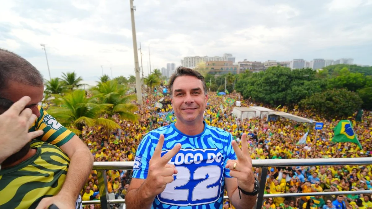 Ao lado de aliados, Flávio Bolsonaro reúne multidão nas ruas do Rio