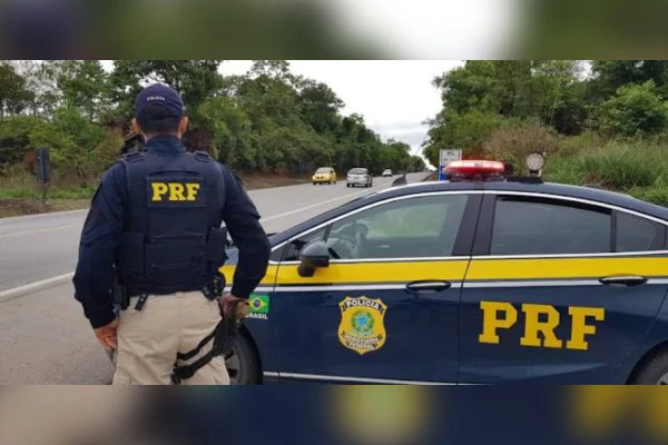 PRF encontra quase R$ 1 milhão e material de campanha durante abordagem