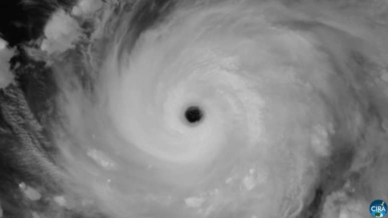 'Ciclone monstro’ chega a 296 km/h e forma olho gigante no Oceano Pacífico