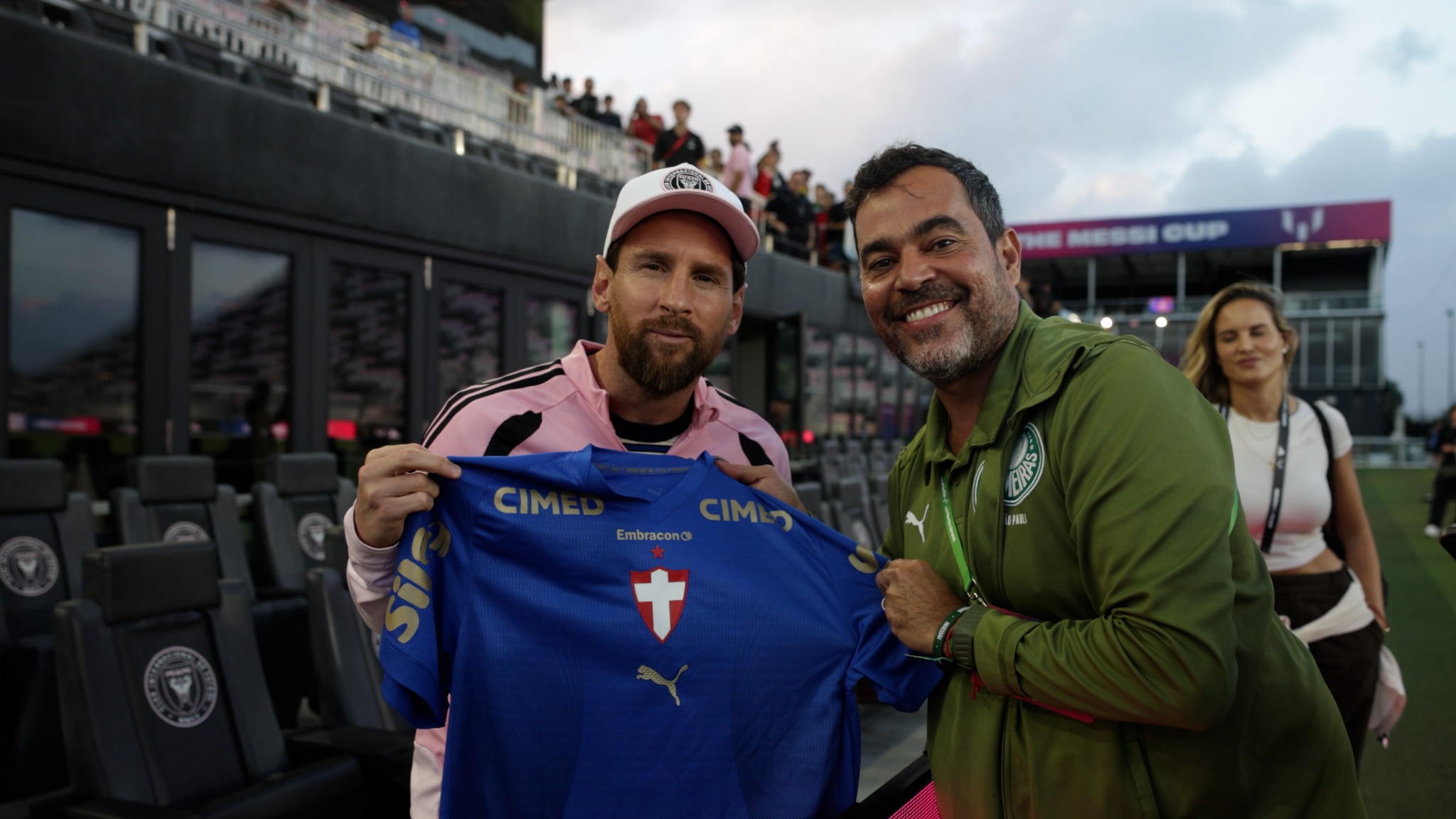 Tem vaga no time? Messi assiste a jogo e ganha camisa do Palmeiras
