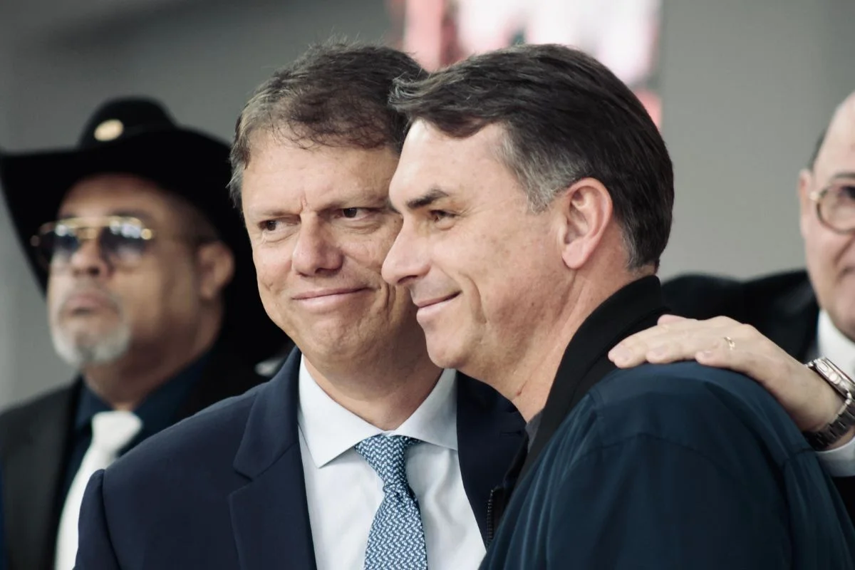Flávio Bolsonaro deve usar Tarcísio para tentar virar votos na Grande SP