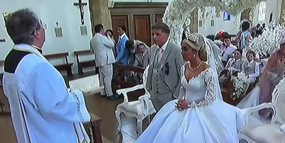 Noiva perde a paci&ecirc;ncia e grita com convidados em igreja: 'Calem a boca' Foto: Reprodu&ccedil;&atilde;o/TikTok