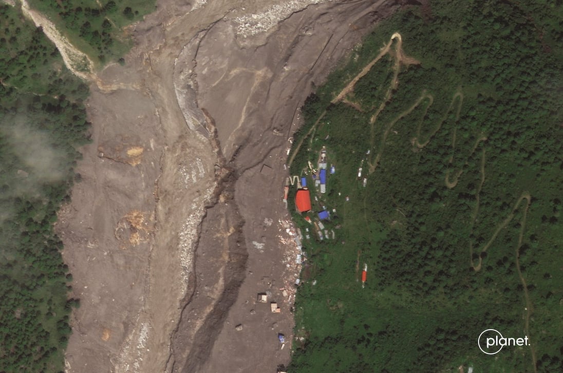 Uma avalanche mata 15 trabalhadores nepaleses que preparam acampamento de montanha no Himalaia para alpinistas