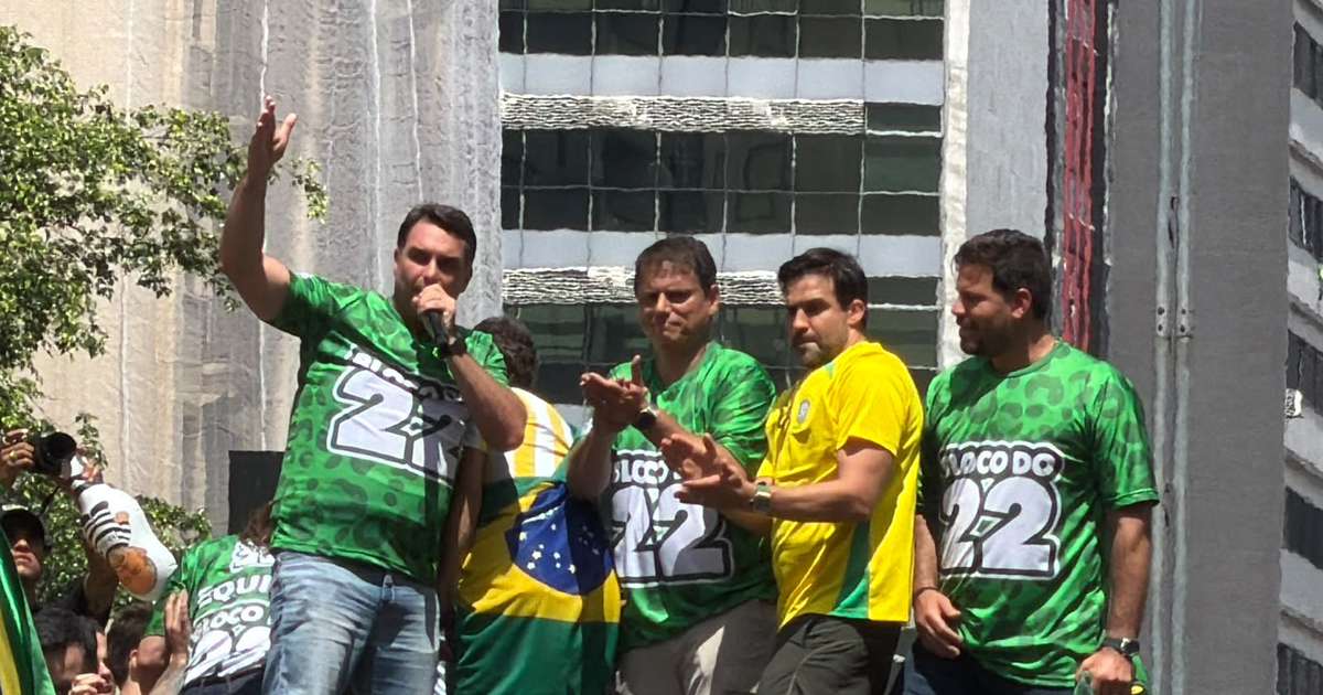 Em ato, Flávio faz discurso rápido para ‘poupar a voz’ para debate: 'Esfregar os crimes de Lula'