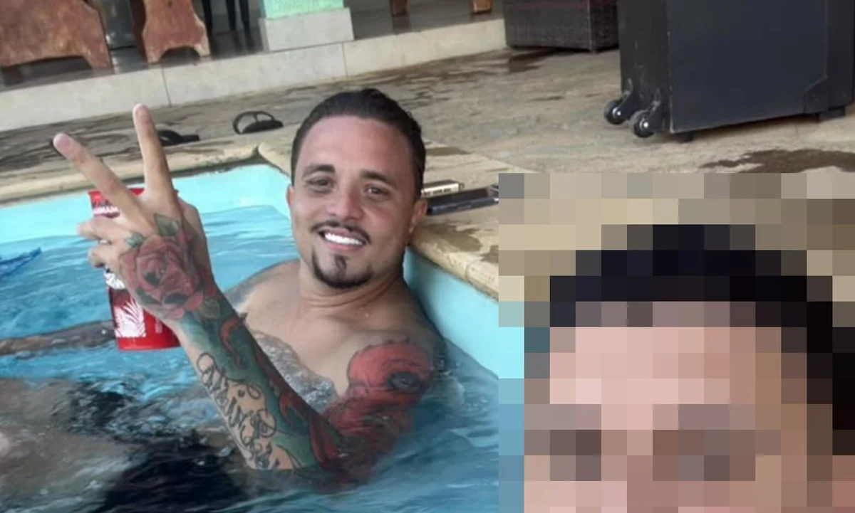 homem sorrindo na piscina