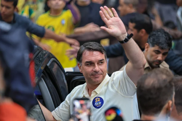 A piada no Supremo sobre a fuga de Flávio Bolsonaro para os EUA
