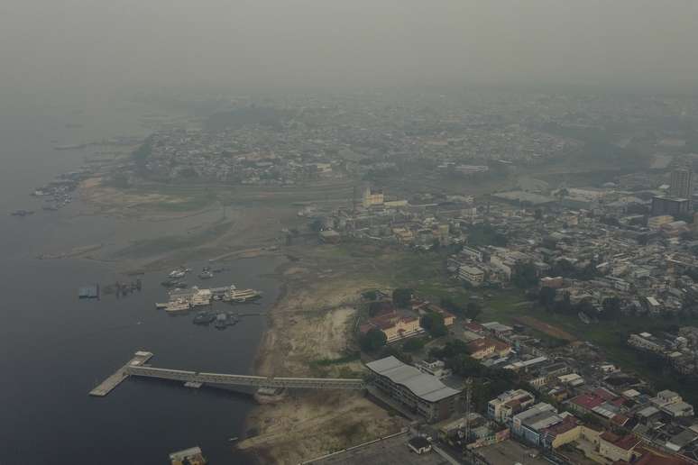 Fumaça em Manaus piora, Defesa Civil envia alerta e incêndios impedem voos de combate