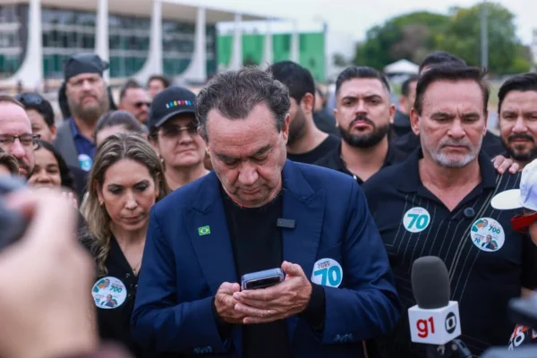 Augusto Cury viaja para o exterior e adia anúncio sobre apoio no 2º turno - destaque galeria