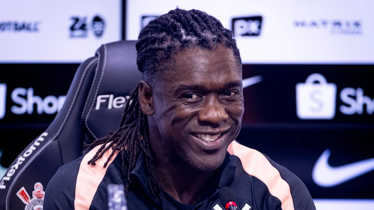 Seedorf é registrado no BID e pode estrear como treinador do Corinthians