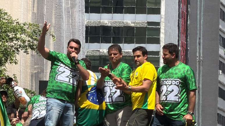 Em ato, Flávio faz discurso rápido para ‘poupar a voz’ para debate: 'Esfregar os crimes de Lula'