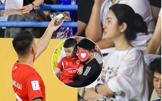 Khoảnh khắc đáng yêu của Quang Hải và con trai trên sân Hàng Đẫy