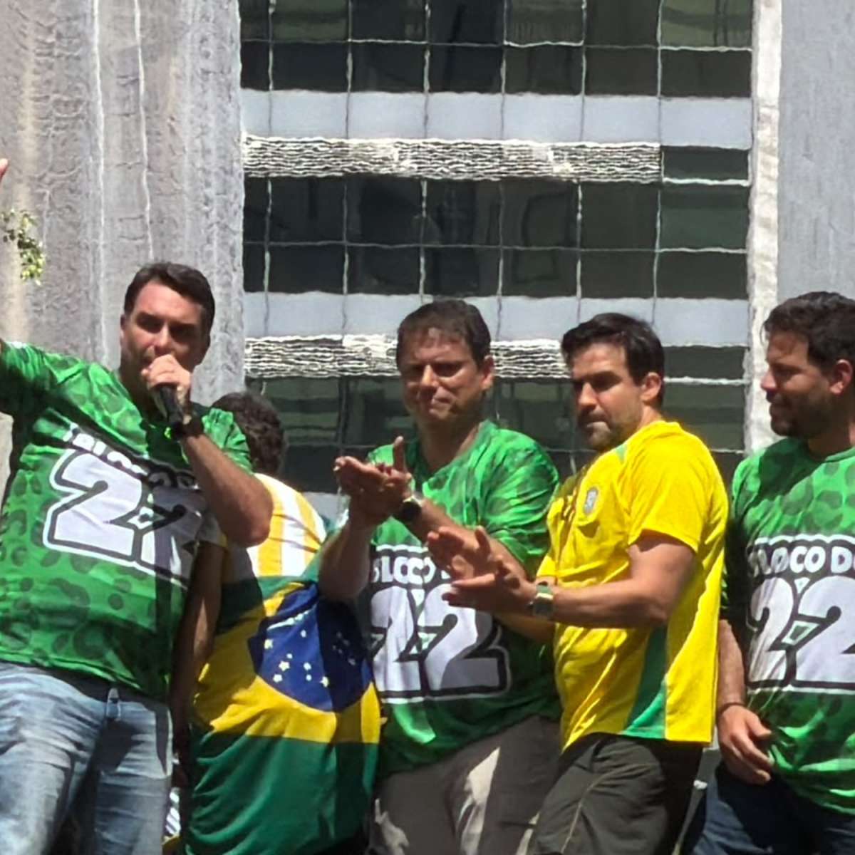Em ato, Flávio faz discurso rápido para ‘poupar a voz’ para debate: 'Esfregar os crimes de Lula'