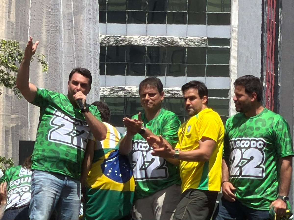 Em ato, Flávio faz discurso rápido para ‘poupar a voz’ para debate: 'Esfregar os crimes de Lula'