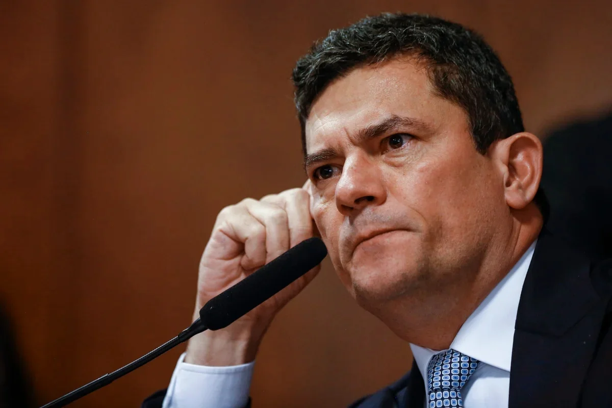 Tomar passaporte de Flávio mostra país “longe da normalidade”, diz Moro