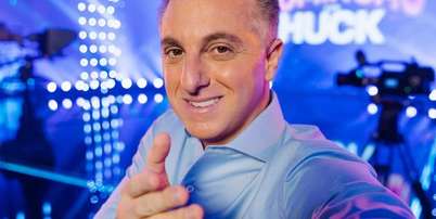 Luciano Huck segue normalmente no 'Domingão', sem ser afetado na Globo pelo vazamento de suas mensagens com Daniel Vorcaro Foto: Reprodução