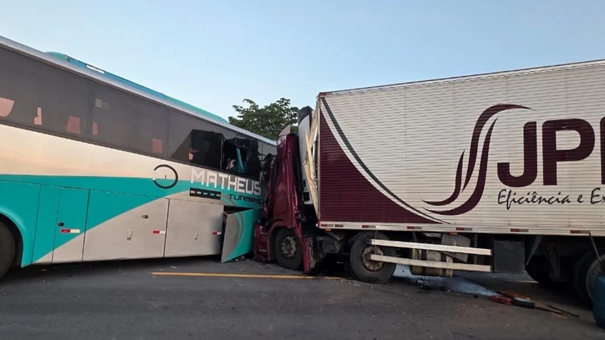 Batida entre ônibus e carreta deixa um morto e 41 feridos na BR-381, em MG