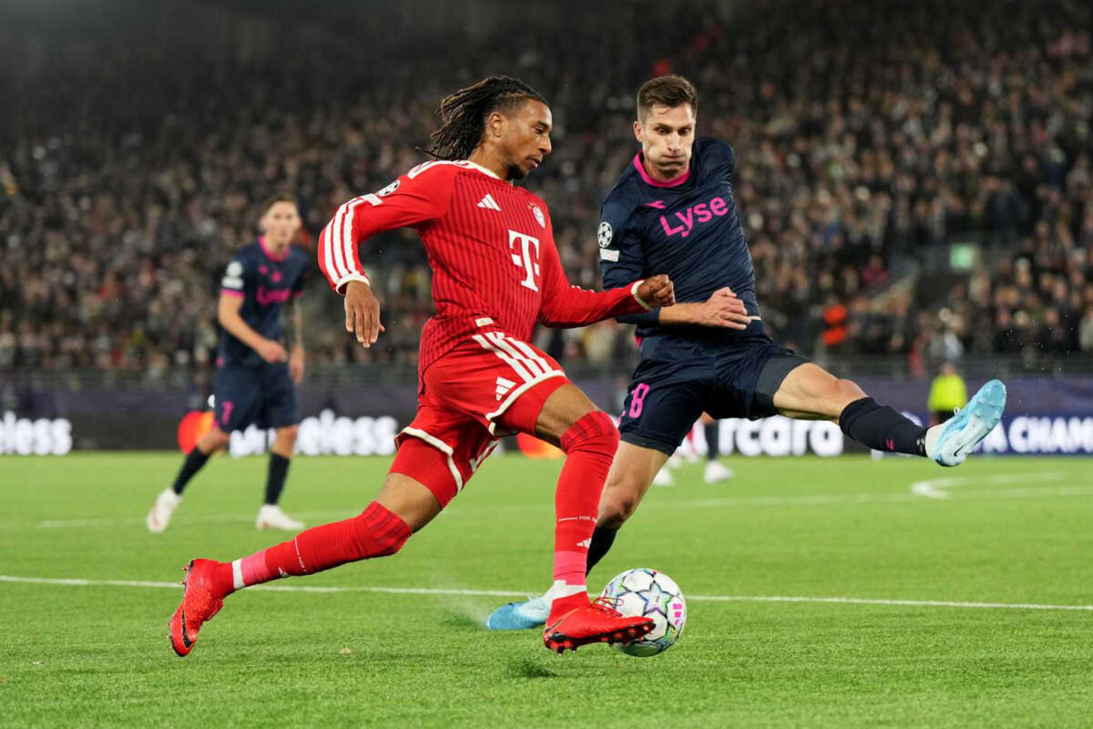 Olis&eacute; vacila e &eacute; expulso por tolice, deixando o Bayern com um a menos &ndash;