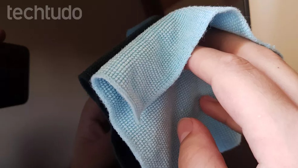 Um dos métodos de conservação da TV é a limpeza correta do aparelho — Foto: Reprodução/Techtudo