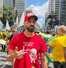 Elias Alves aparece vestido de “petista” pra mostrar que a esquerda não é hostilizada no ato pró Flávio Bolsonaro Foto: Gabriel Gatto/Terra