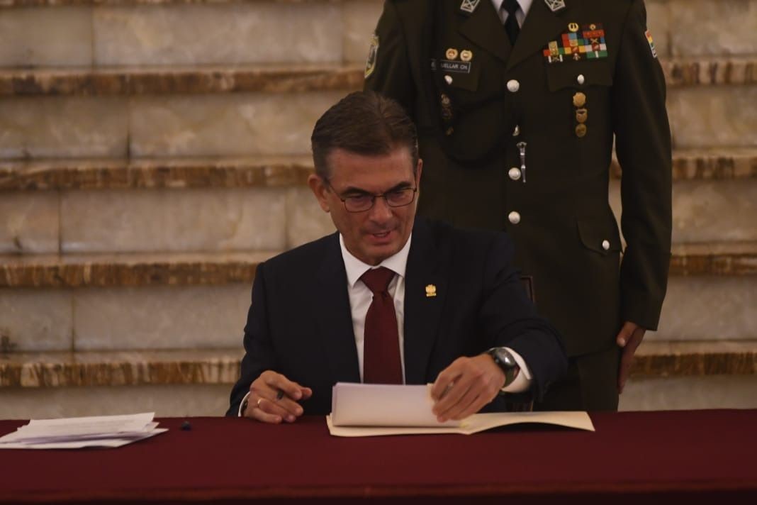 O presidente Paz promulga a normativa que permite à ALP suspender o fiscal General del Estado
