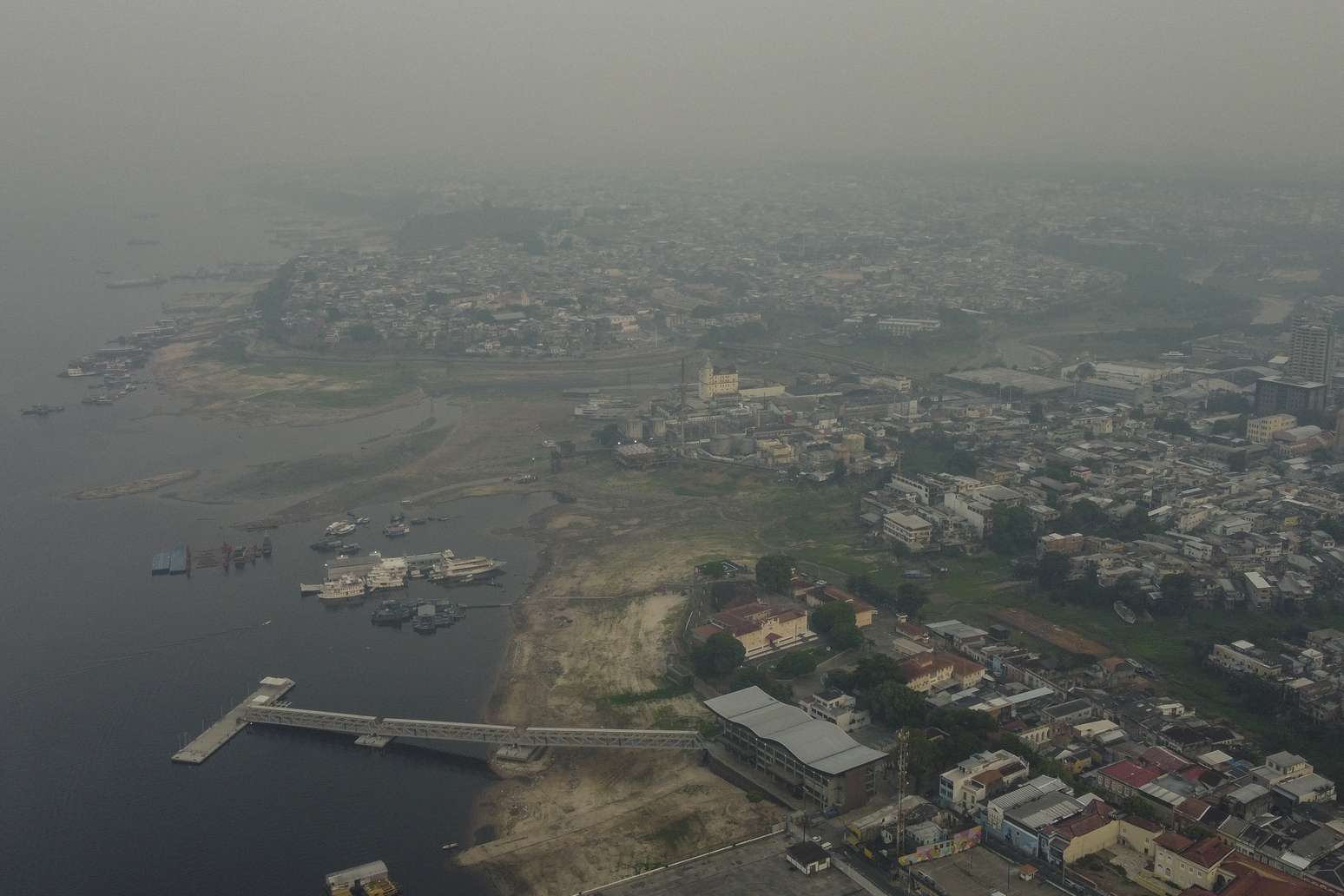 A cidade de Manaus coberta por uma densa camada de fumaça em decorrência das queimadas na região da Amazônia brasileira, fazendo com que a qualidade do ar seja classificada como pessima segundo dados do IQAir.