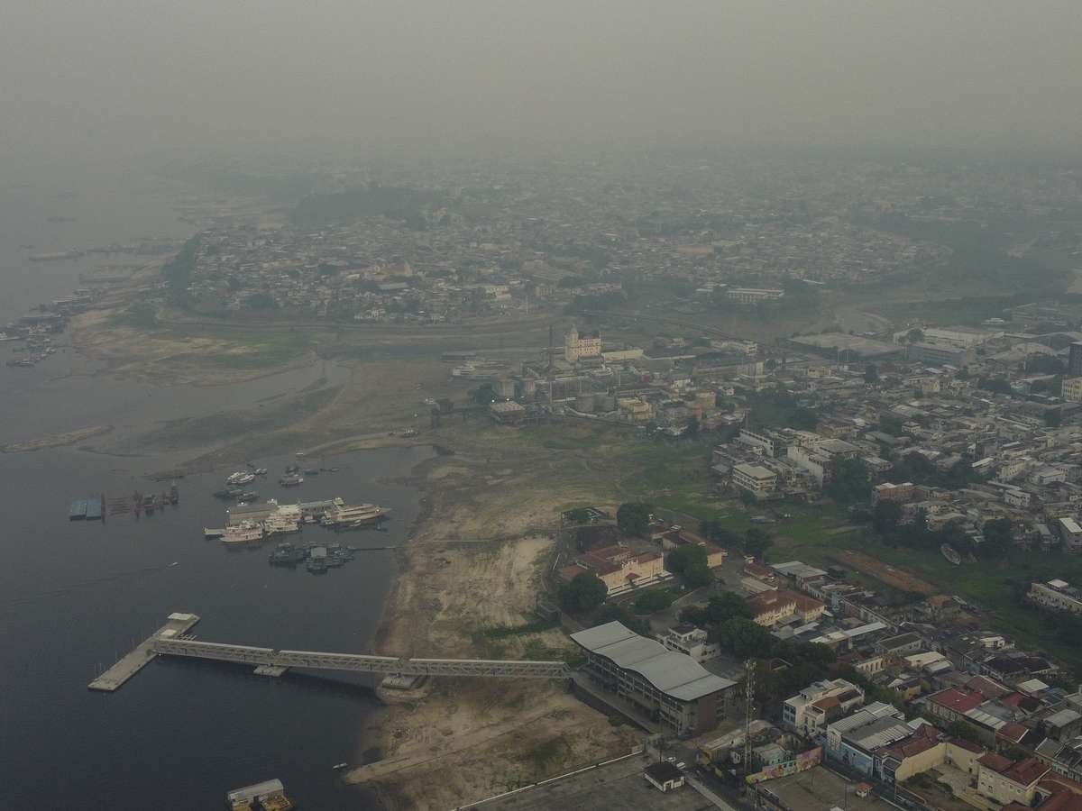 Fumaça em Manaus piora, Defesa Civil envia alerta e incêndios impedem voos de combate