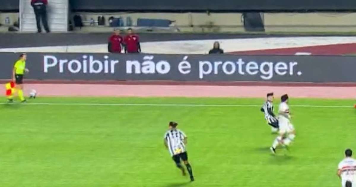 Placas de publicidade no jogo em São Paulo x Santos exibem protesto contra proibição das bets