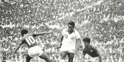 Pel&eacute; em Calcut&aacute;, na &Iacute;ndia, em a&ccedil;&atilde;o durante seu pen&uacute;ltimo jogo como profissional Foto: Divulga&ccedil;&atilde;o / Estad&atilde;o