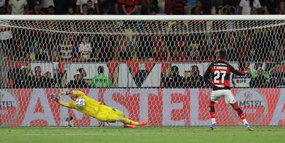 Muslera defendeu o p&ecirc;nalti de Bruno Henrique Foto: Wagner Meier / Getty Images