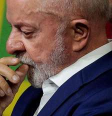 Lula com mão na boca, pensativo Foto: REUTERS/Brian Snyder / BBC News Brasil