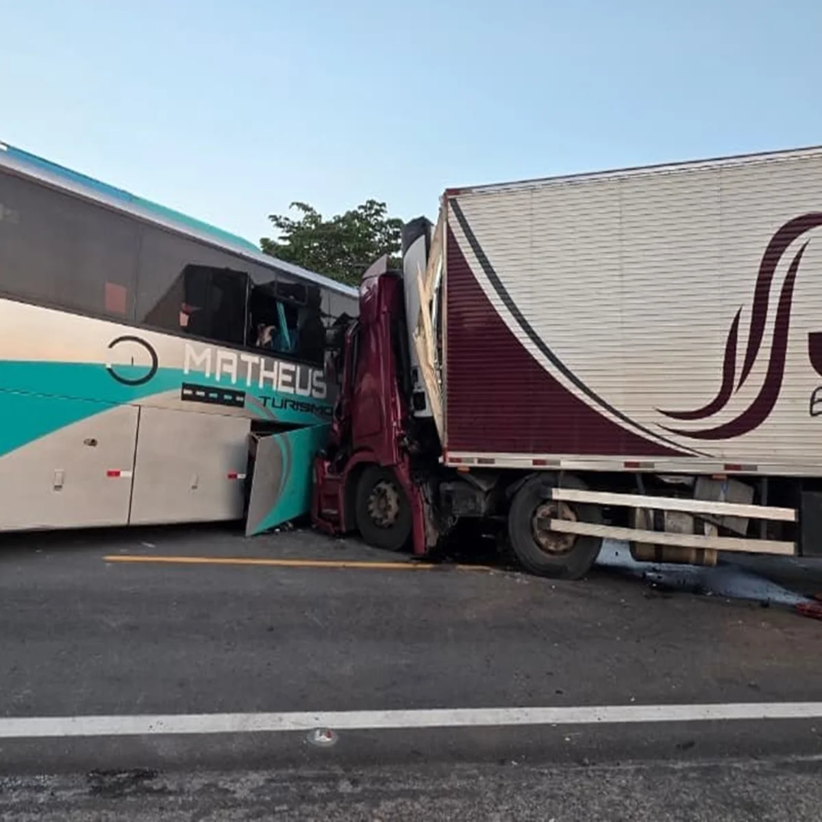 Batida entre ônibus e carreta deixa um morto e 41 feridos na BR-381, em MG