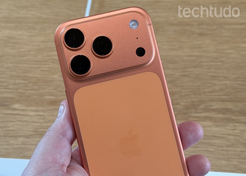 iPhone 17 Pro Max reúne bateria de longa duração, tela de 6,9 polegadas e conjunto fotográfico com três câmeras de 48 MP — Foto: Rubens Achilles/TechTudo