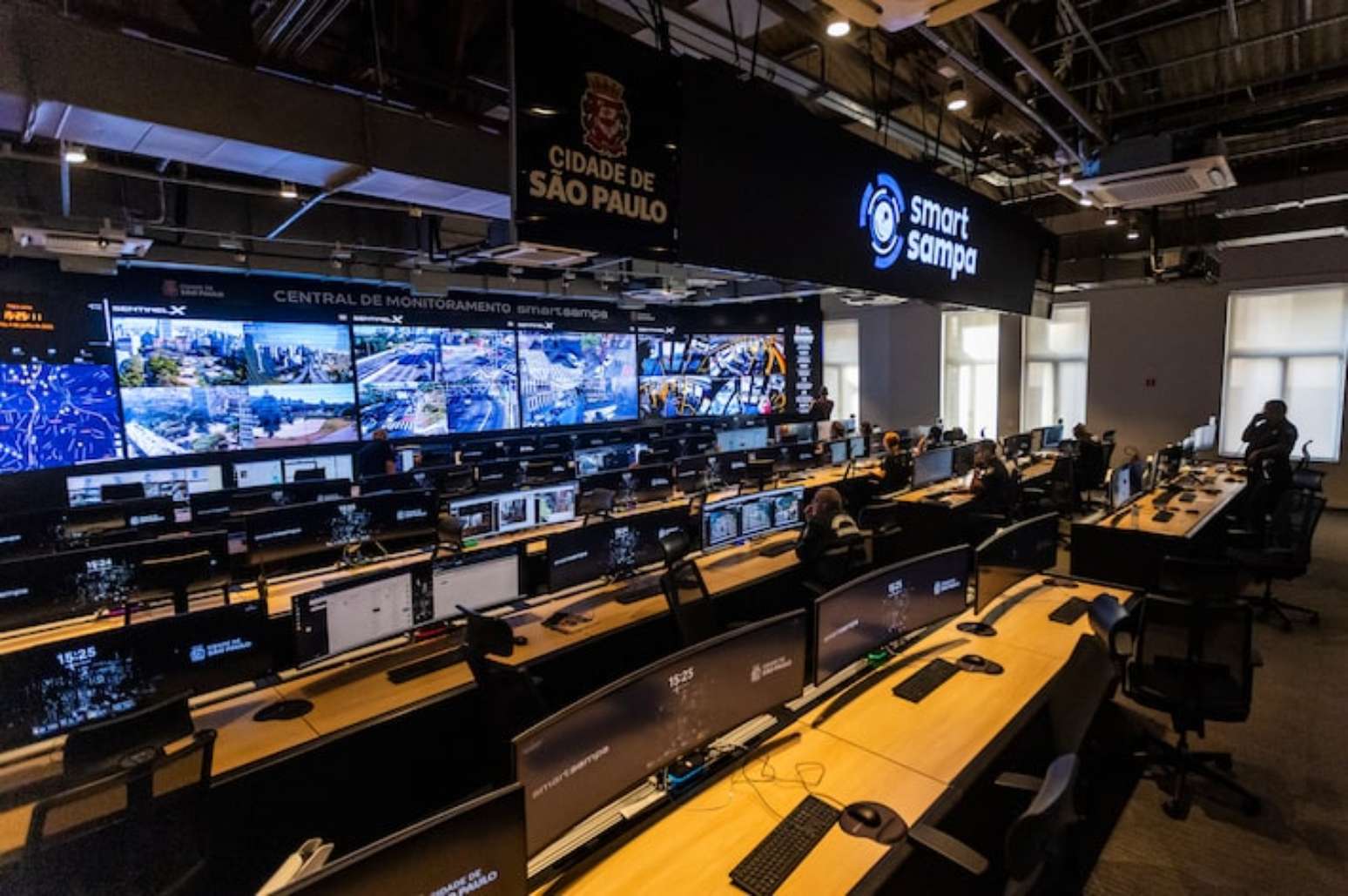 Sala de comando do Smart Sampa, que reúne imagens captadas e gravadas por milhares de câmeras espalhadas pela cidade.