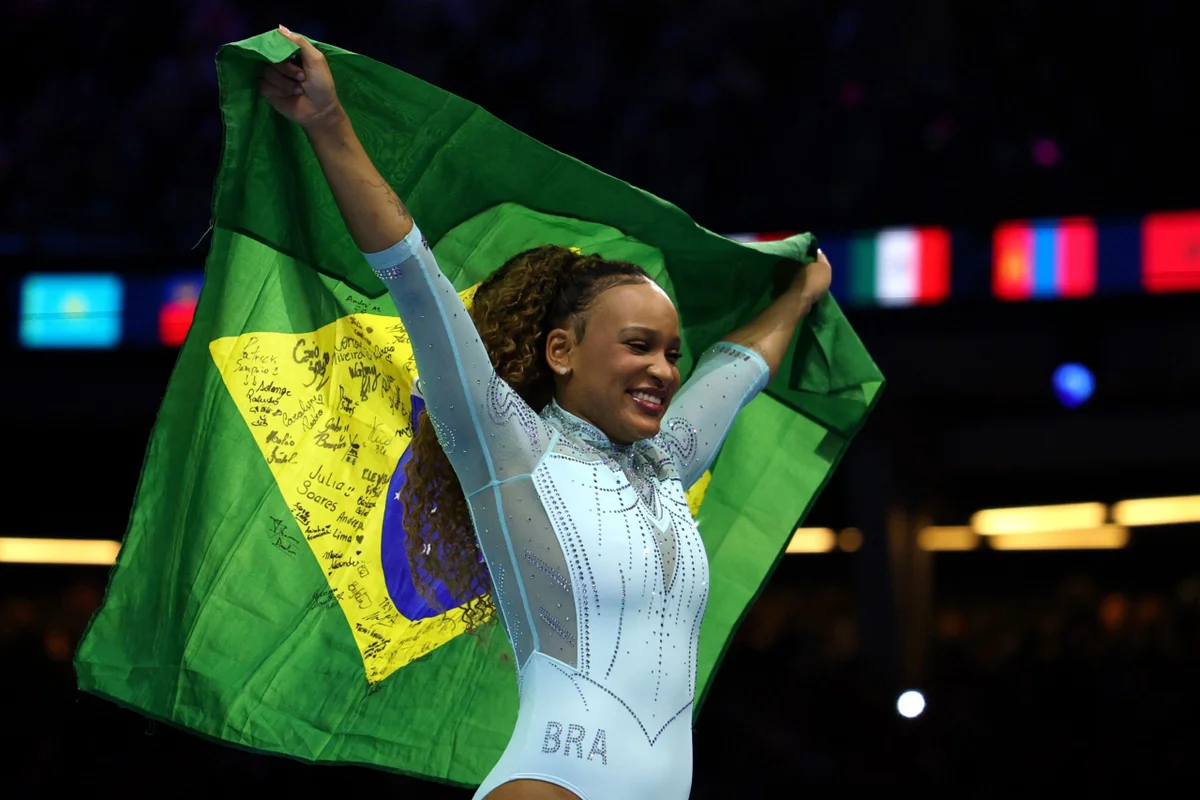 Após pausa de 3 anos, Rebeca Andrade brilha e é tricampeã mundial no salto