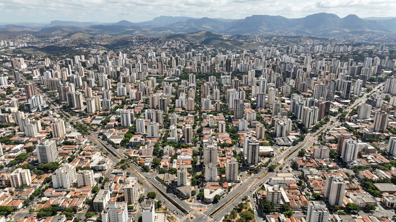 Vista do alto, uma capital brasileira revela um enorme tabuleiro de ruas retas atravessado por avenidas diagonais, tudo originalmente cercado por uma via que delimitava a cidade planejada