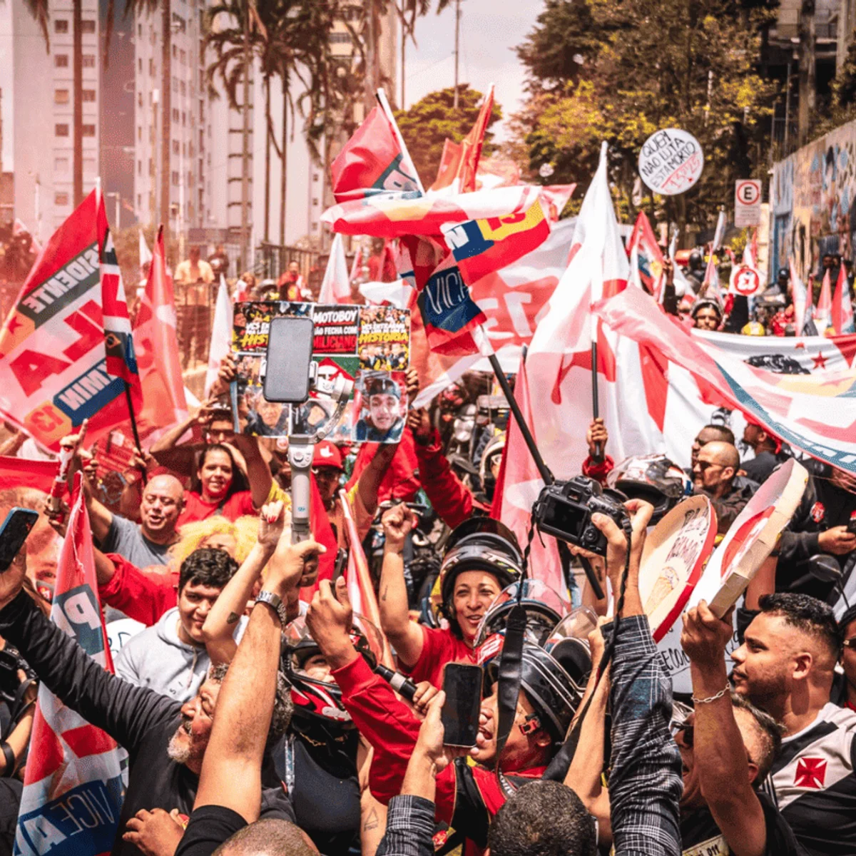 Motoboys pró-Lula fazem motociata na região central de São Paulo