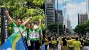 Manifestantes se re&uacute;nem na Paulista em ato a favor de Fl&aacute;vio Bolsonaro a uma semana do segundo turno
