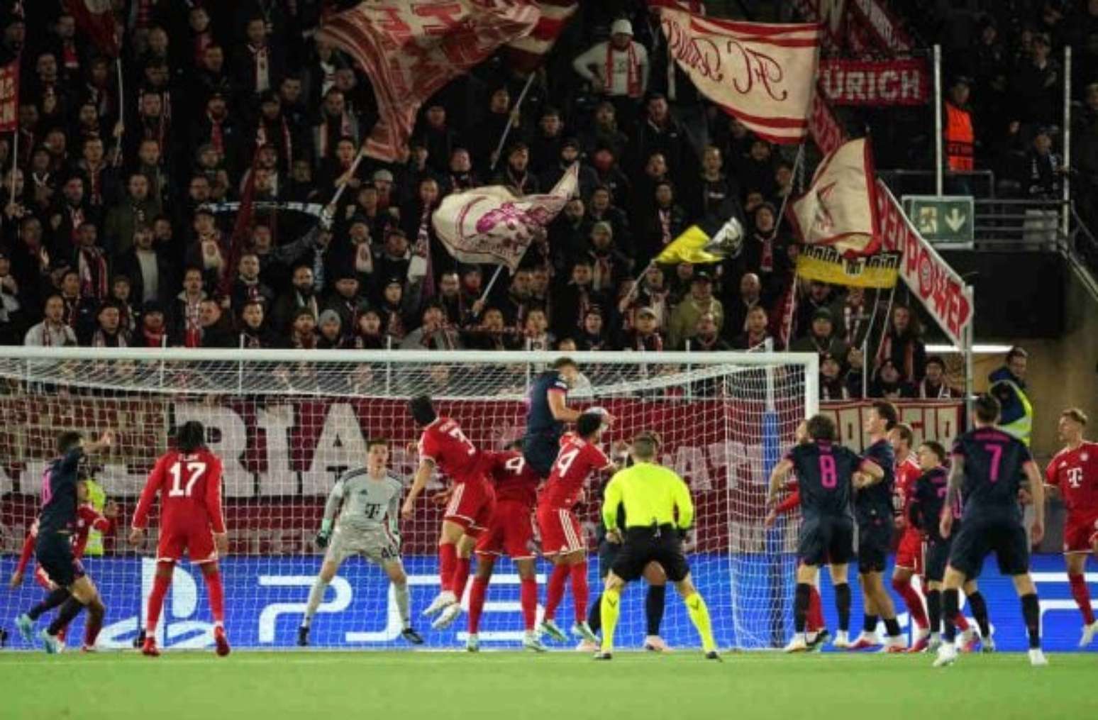 Olis&eacute; vacila e &eacute; expulso por tolice, deixando o Bayern com um a menos &ndash;