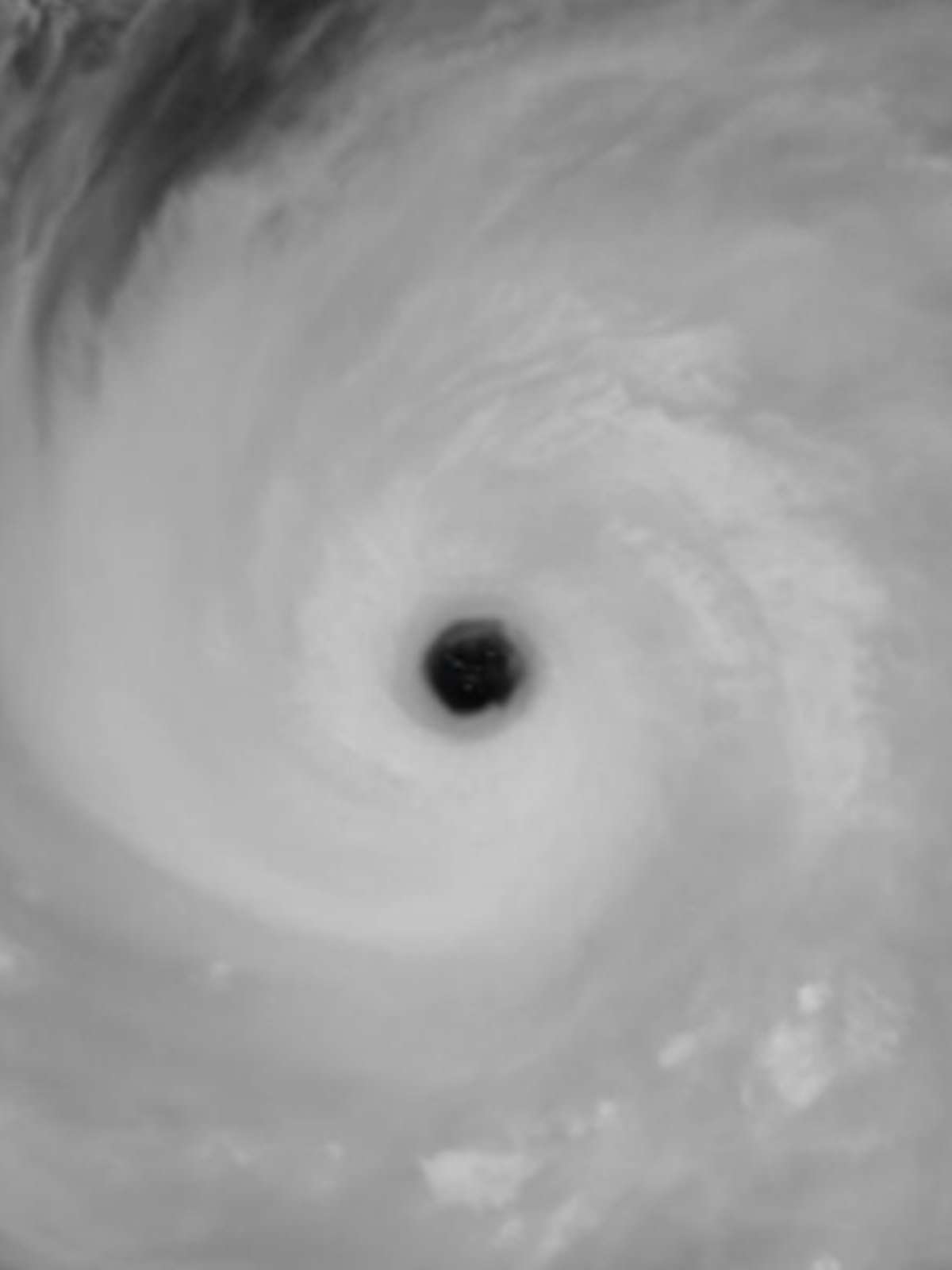 'Ciclone monstro’ chega a 296 km/h e forma olho gigante no Oceano Pacífico