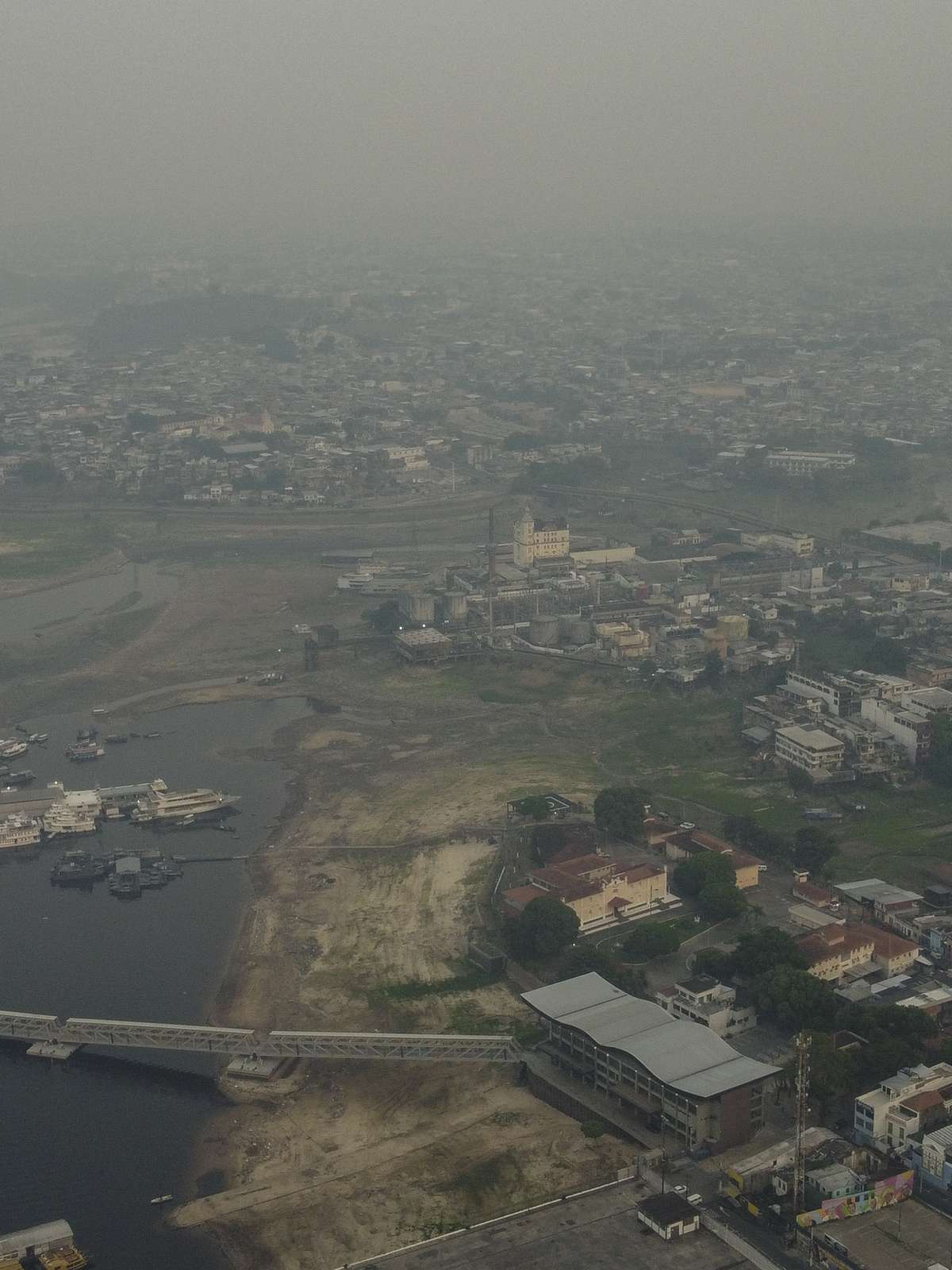Fumaça em Manaus piora, Defesa Civil envia alerta e incêndios impedem voos de combate