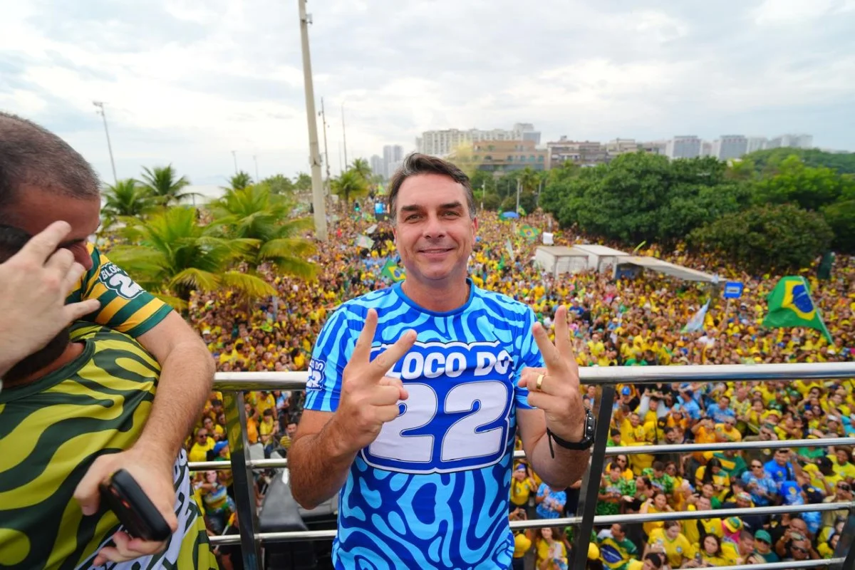 Ao lado de aliados, Flávio Bolsonaro reúne multidão nas ruas do Rio