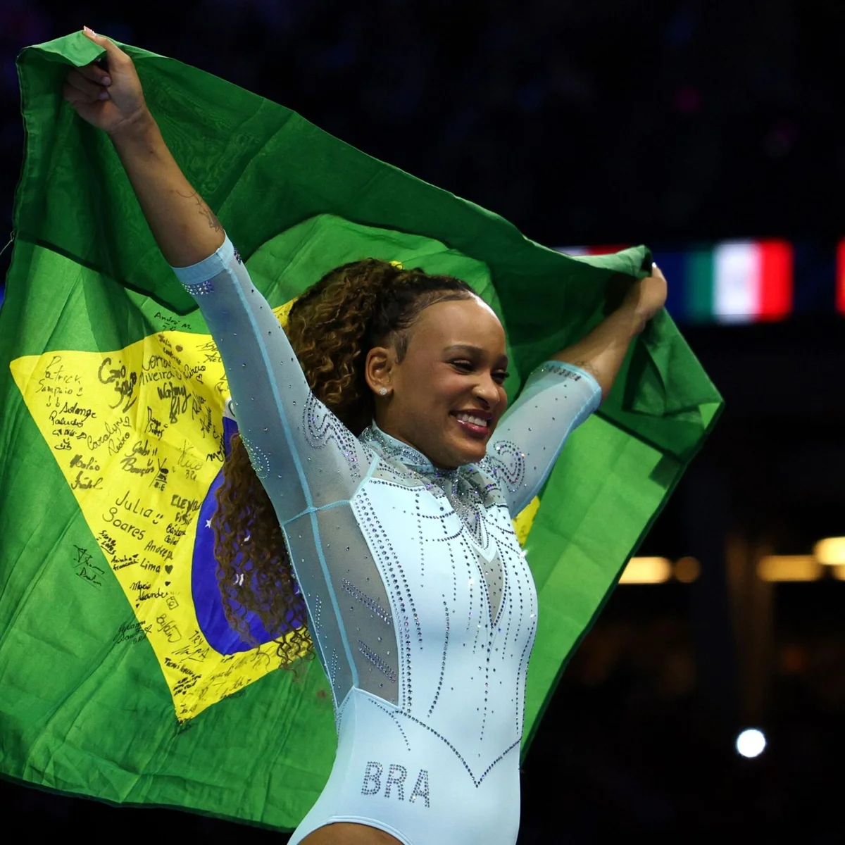 Após pausa de 3 anos, Rebeca Andrade brilha e é tricampeã mundial no salto