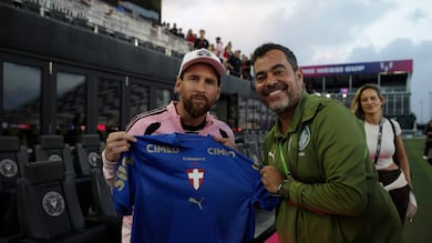 Tem vaga no time? Messi assiste a jogo e ganha camisa do Palmeiras