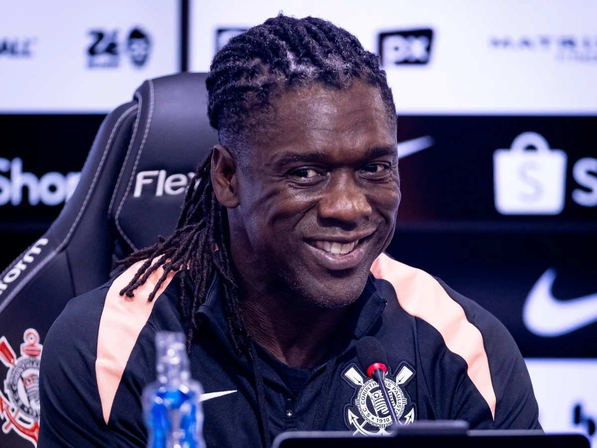 Seedorf é registrado no BID e pode estrear como treinador do Corinthians