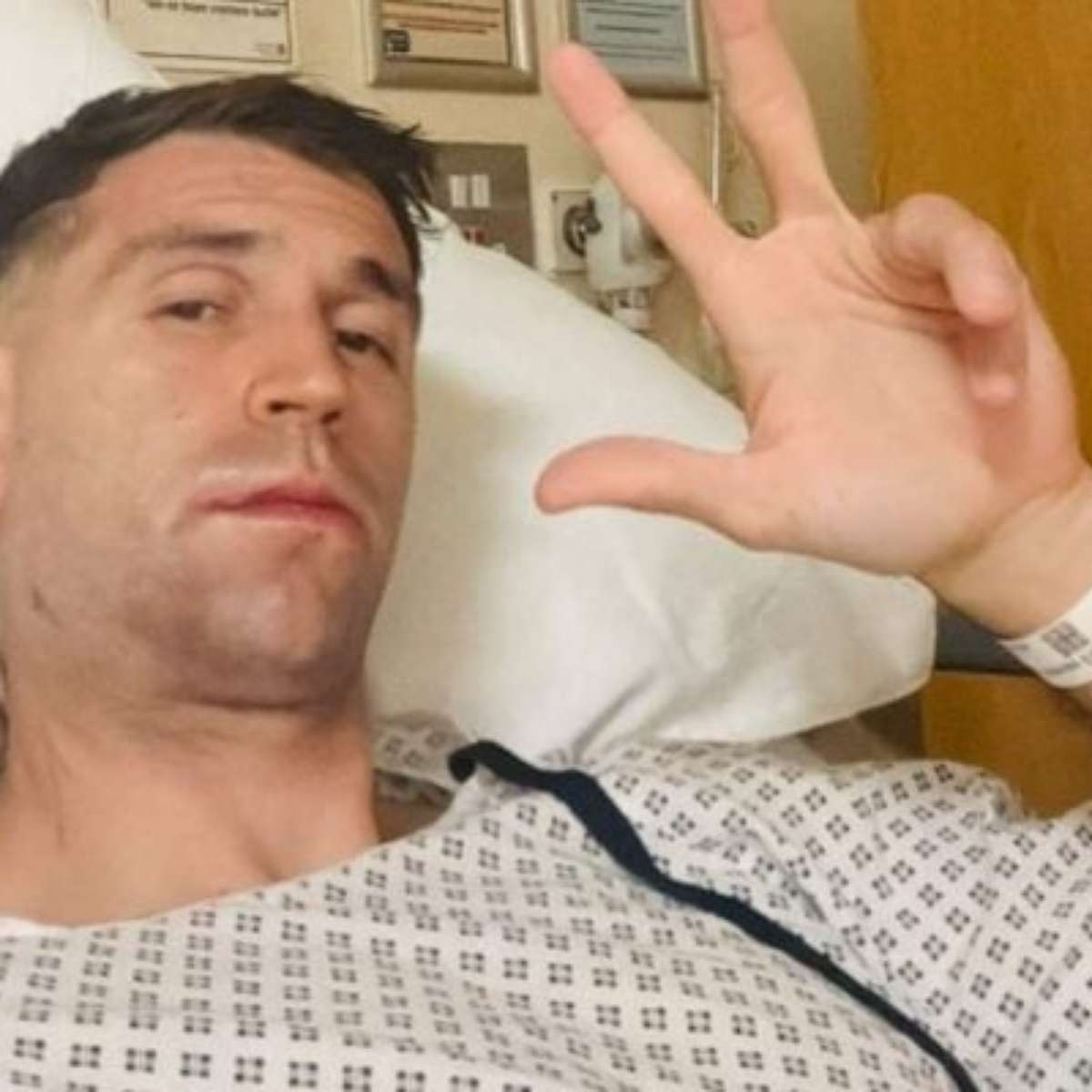 Dibu Martínez é operado e deve voltar a treinar em "poucas semanas"