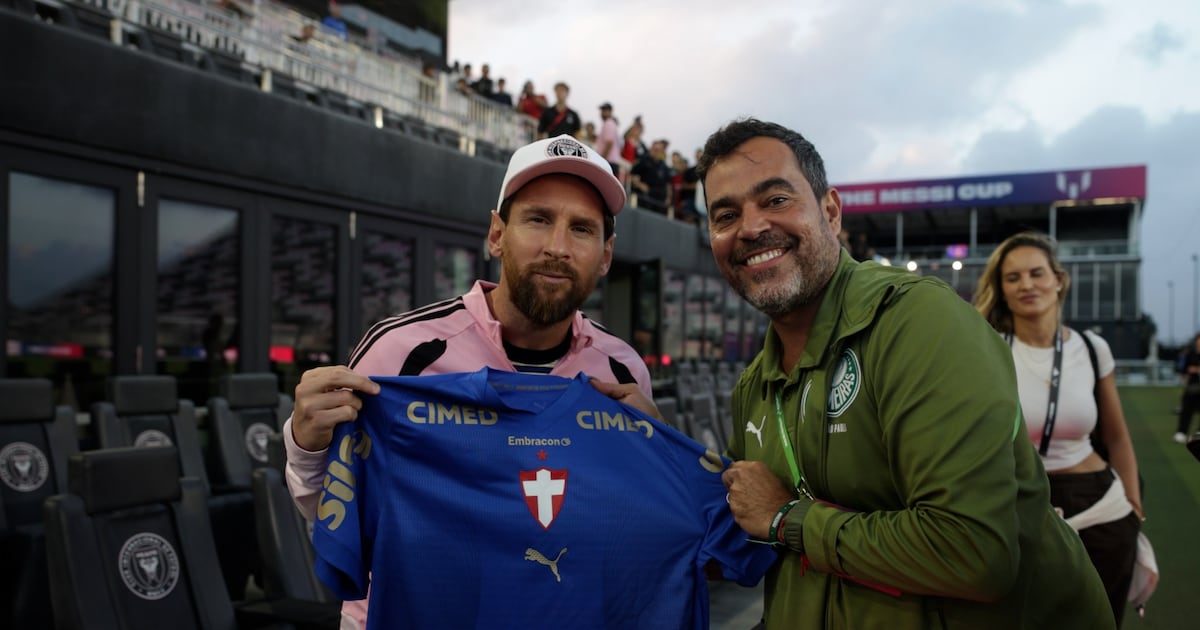 Tem vaga no time? Messi assiste a jogo e ganha camisa do Palmeiras