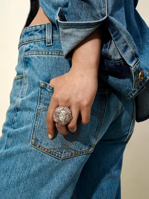 A Chanel traz sua coleção de joias finas de 2026, composta por signos, símbolos e amuletos da sorte, para Singapura.