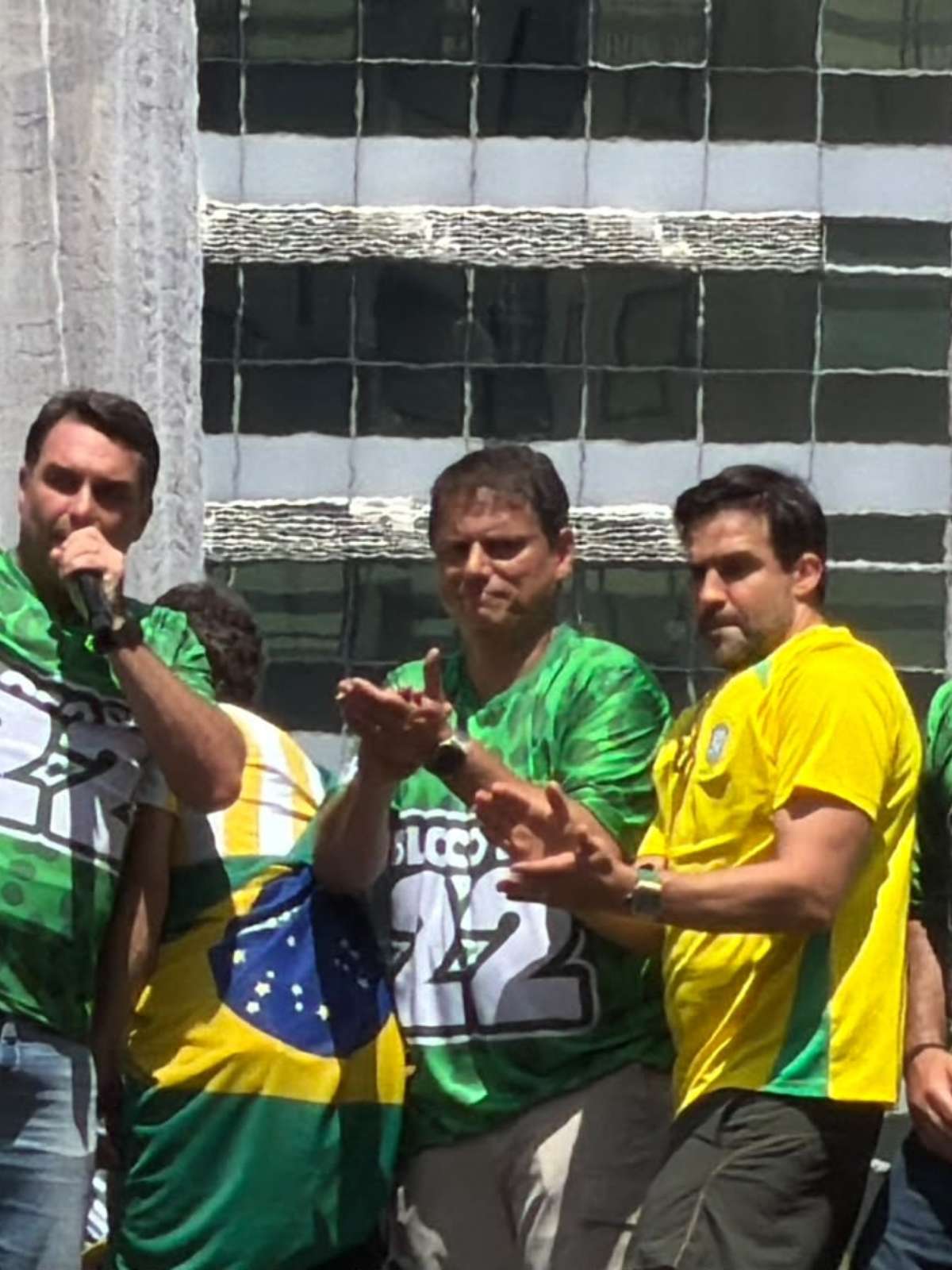 Em ato, Flávio faz discurso rápido para ‘poupar a voz’ para debate: 'Esfregar os crimes de Lula'