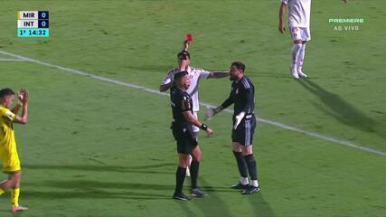 Aos 14 min do 1º tempo - cartão vermelho direto de Matheus Cunha do Internacional contra o Mirassol