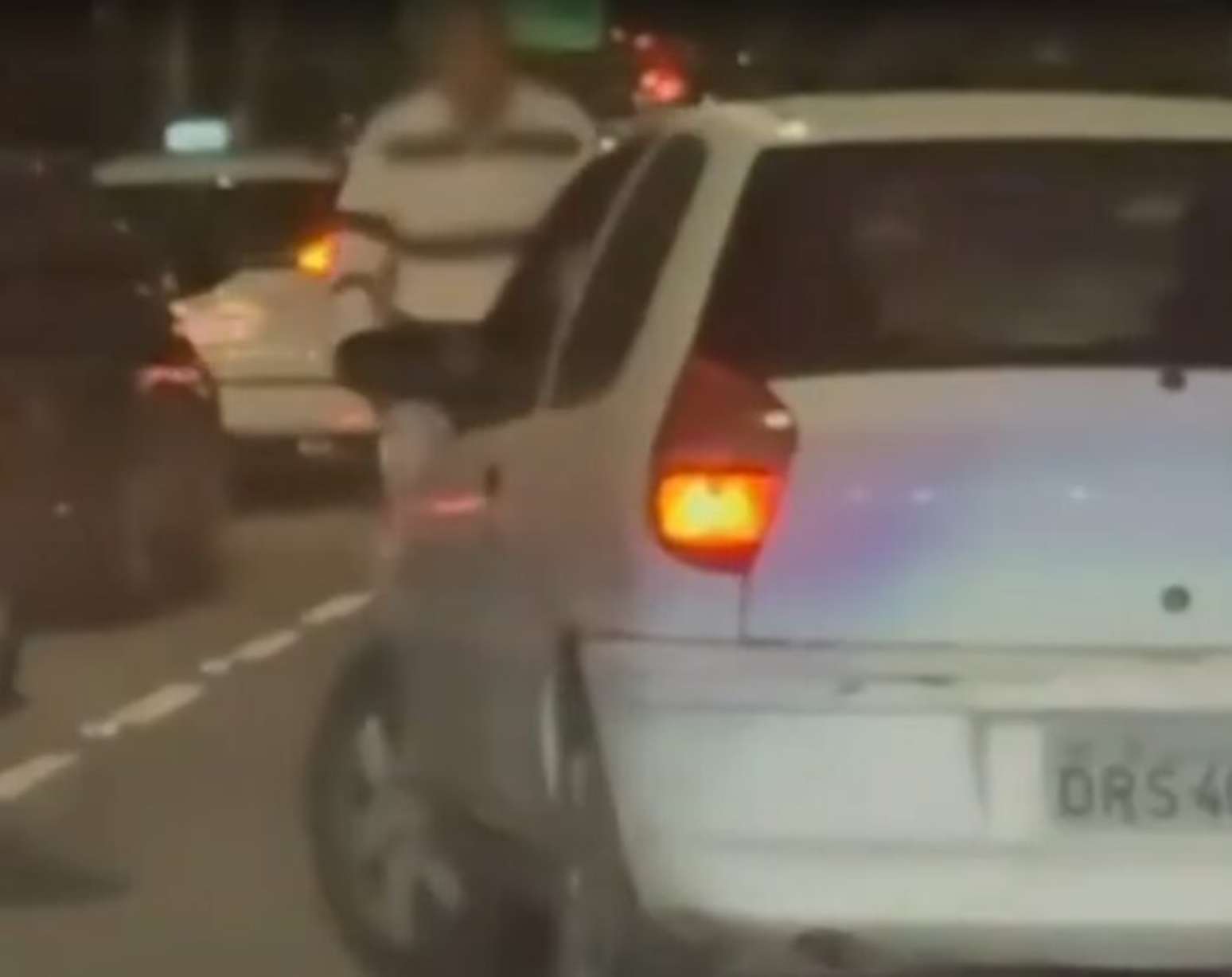 Momento em que o carro atropela Carlos Boulos, tio de Guilherme Boulos.